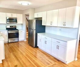 2140 Eastview Dr in Des Plaines, IL - Building Photo - Building Photo