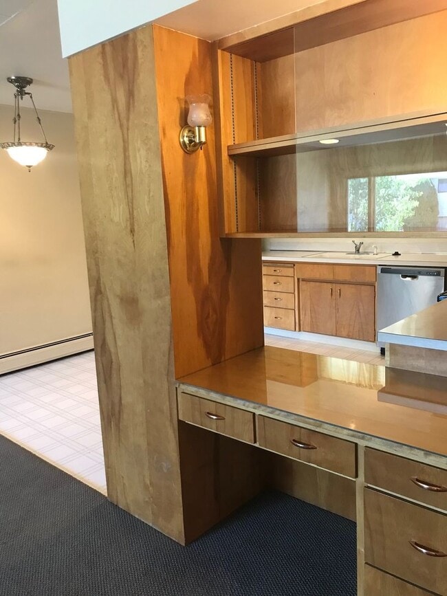 property at 903 W Villard St