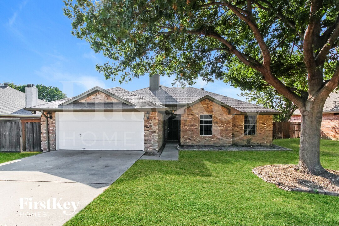 6 W Sharon Dr in Krum, TX - Building Photo