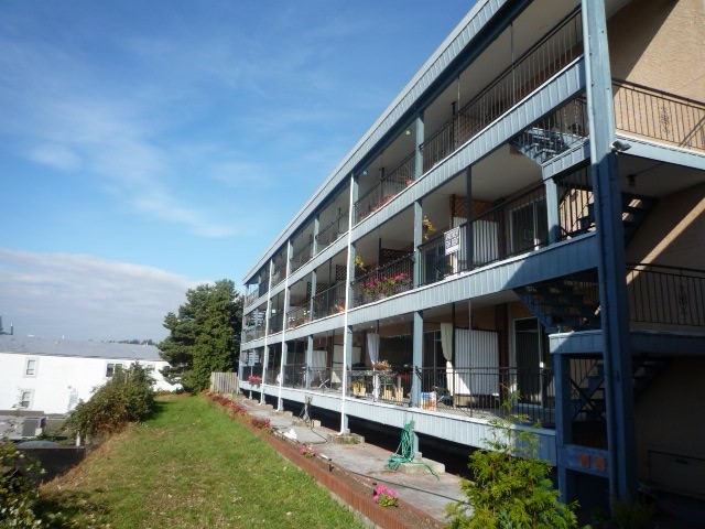 Silver Moon Apartments in White Rock, BC - Building Photo