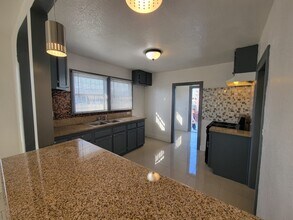 1315 W 101st St, Unit 1 in Los Angeles, CA - Foto de edificio - Building Photo