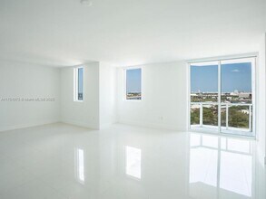 244 Biscayne Blvd, Unit # 2002 in Miami, FL - Building Photo - Building Photo