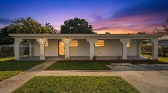 10220 SW 178th St in Miami, FL - Building Photo