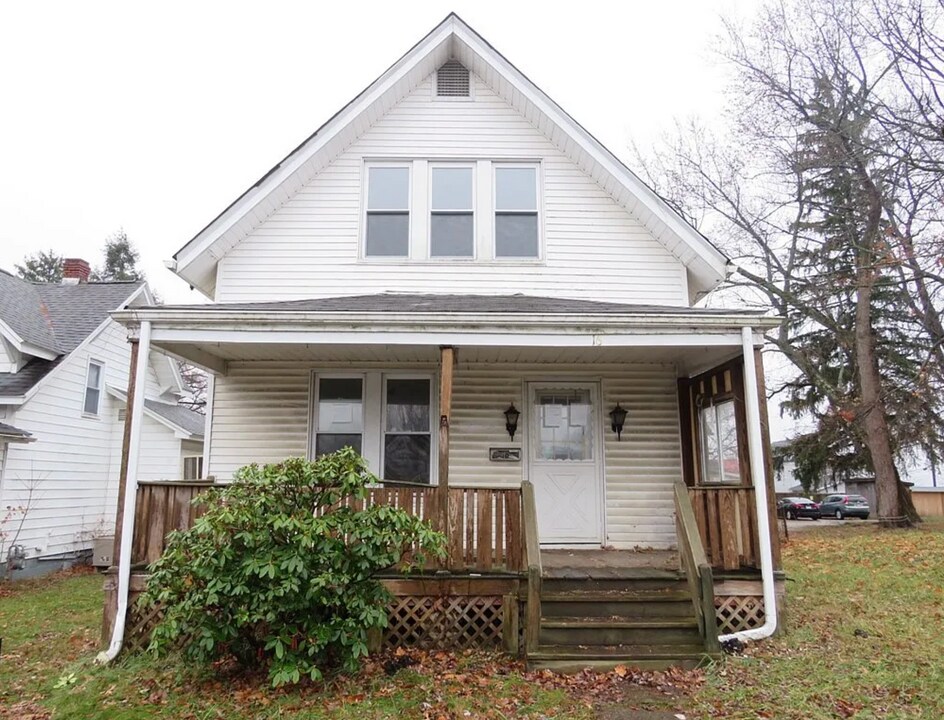 16 Trader St in Uniontown, PA - Foto de edificio
