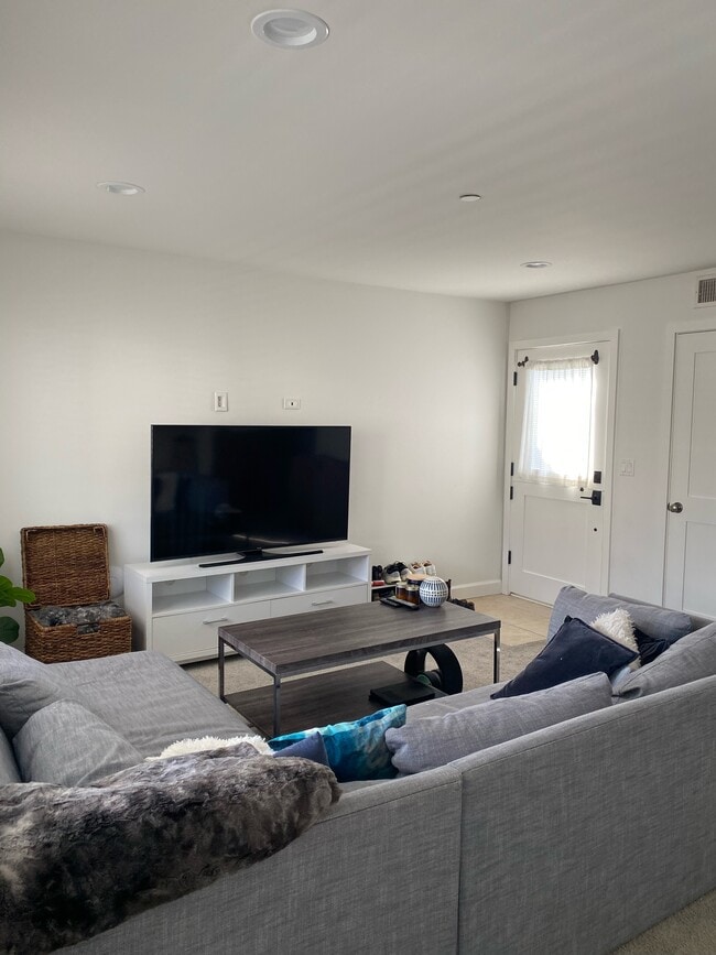 334 18th Pl, Unit Back in Manhattan Beach, CA - Building Photo - Building Photo