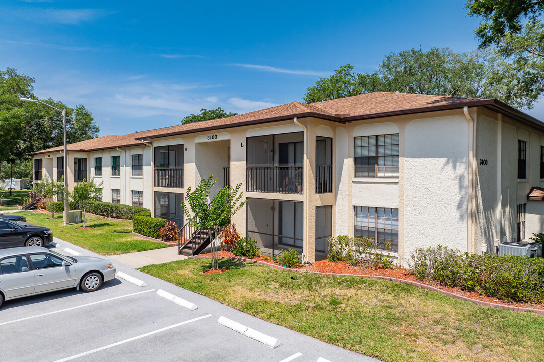 Crystal Lake in Palm Harbor, FL - Foto de edificio