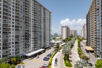 Winston Towers 300 in Sunny Isles Beach, FL - Building Photo - Building Photo