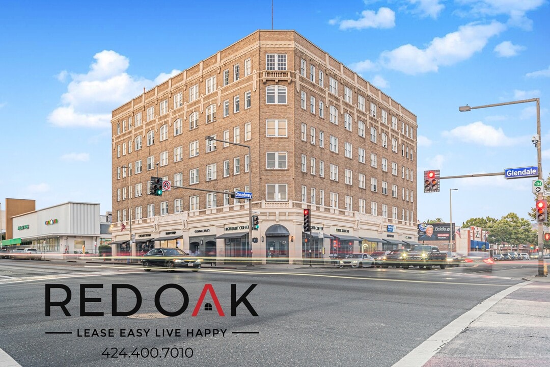 102 N Glendale Ave in Glendale, CA - Building Photo