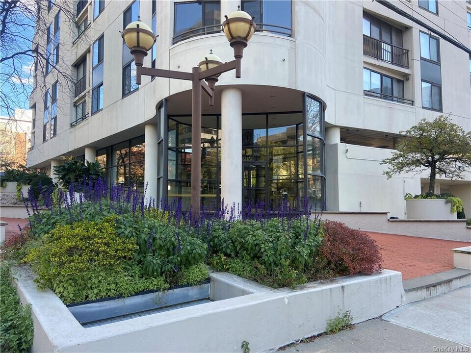 10 Cottage Pl-Unit -2F in White Plains, NY - Building Photo