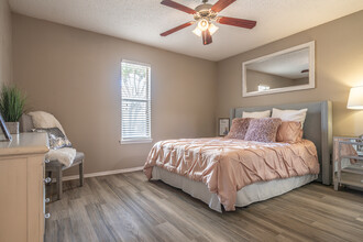 Century Park Apartments in Houston, TX - Building Photo - Interior Photo