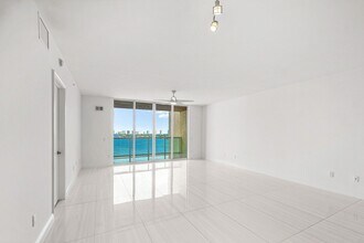 2650 Lake Shore Dr, Unit 1005 in Riviera Beach, FL - Building Photo - Building Photo