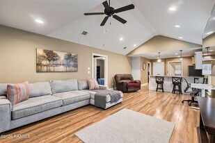 122 Acacia Ln in Abbeville, LA - Building Photo