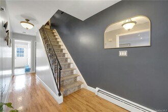 570 N Barry Ave, Unit #LEFT in Mamaroneck, NY - Building Photo - Building Photo
