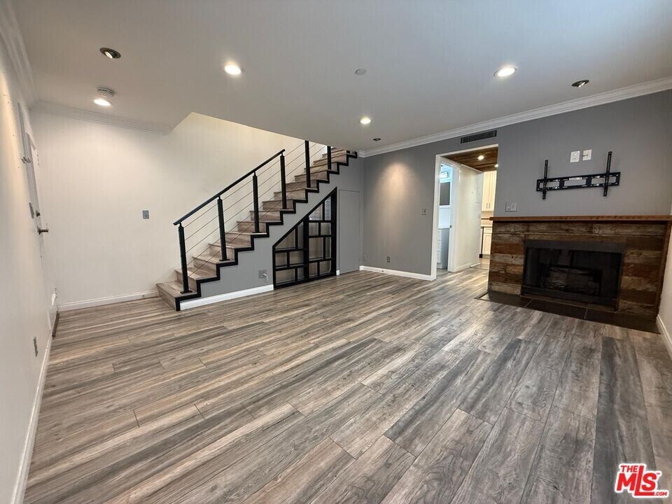 1043 Thompson Ave in Glendale, CA - Building Photo