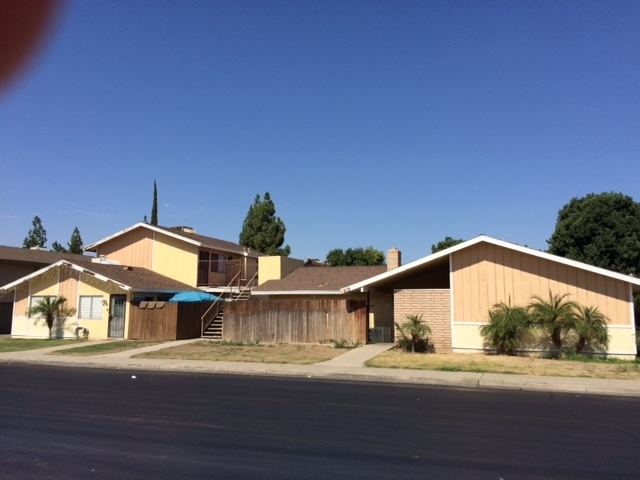 1915 Hasti Acres Dr in Bakersfield, CA - Building Photo