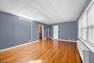6 Gainsborough Terrace in River Edge, NJ - Foto de edificio - Building Photo