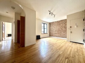 112 Haven Ave in New York, NY - Building Photo