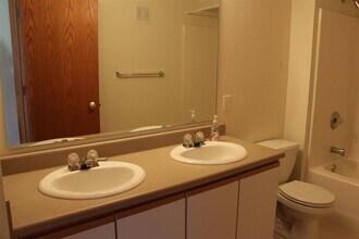 2855 Coral Ct, Unit 303 in Coralville, IA - Building Photo - Building Photo