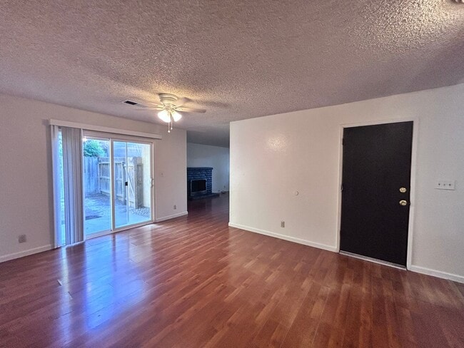 955-957 Woodshire Way in Sacramento, CA - Building Photo - Building Photo