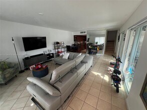 14345 SW 98th Terrace in Miami, FL - Building Photo - Building Photo