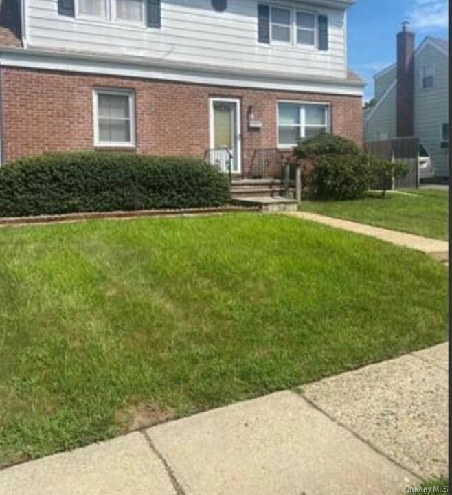 19 5th Ave in Westbury, NY - Building Photo