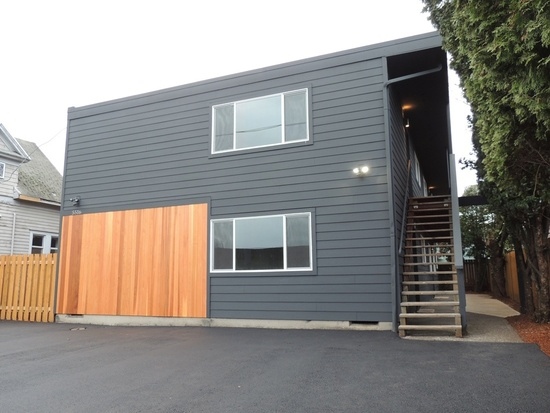 5516 NE Hoyt St in Portland, OR - Building Photo