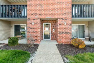 Maple Creek Apartments in Sussex, WI - Foto de edificio - Building Photo