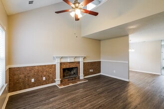 1825 Lakewood Village Dr in Nashville, TN - Foto de edificio - Building Photo