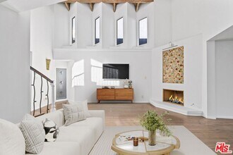 2316 Strongs Dr in Los Angeles, CA - Building Photo - Building Photo