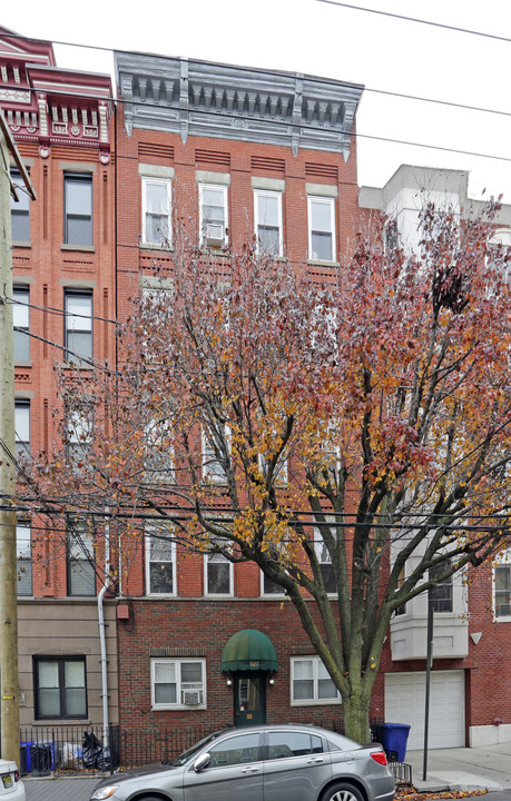 523 Adams St in Hoboken, NJ - Building Photo