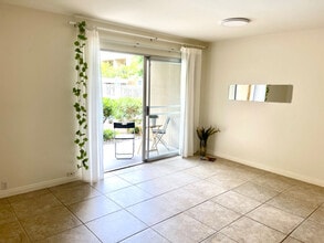 1855 Diamond St, Unit 112 in San Diego, CA - Foto de edificio - Building Photo