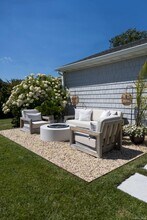 48 Middle Pond Rd in Southampton, NY - Building Photo - Building Photo