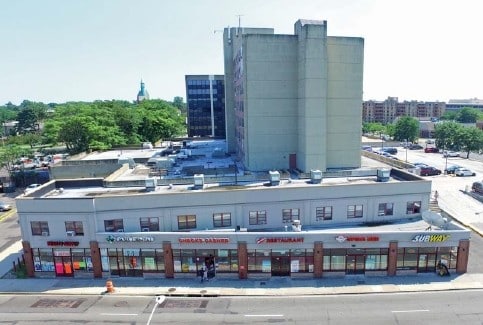 Clinton Plaza in Hempstead, NY - Foto de edificio