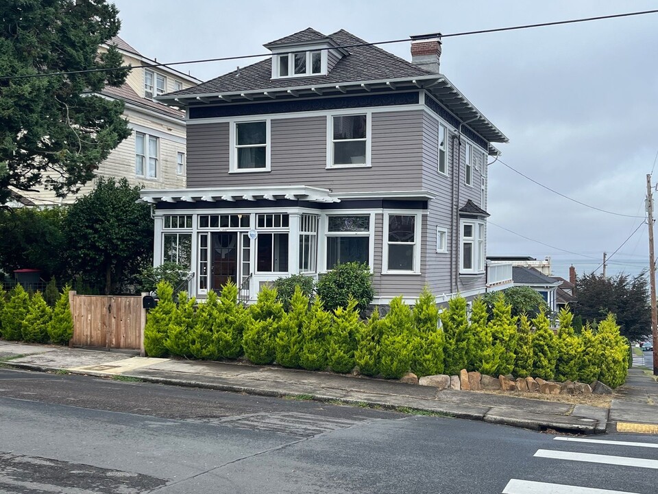 1588 Grand Ave in Astoria, OR - Building Photo