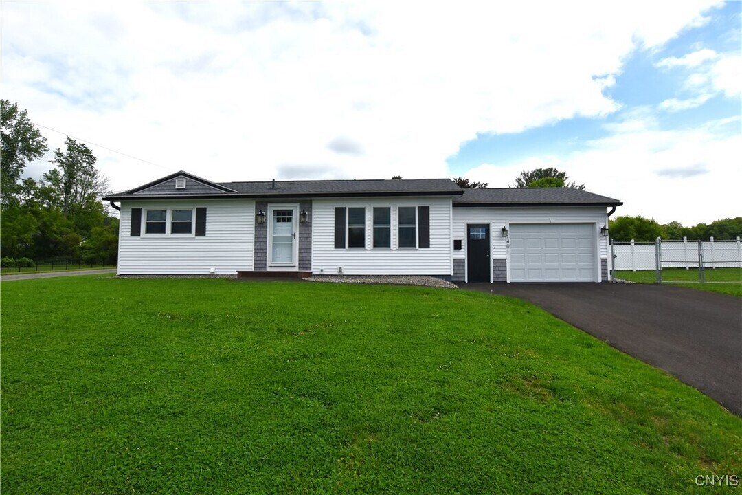 1401 Woodbury Dr in Utica, NY - Building Photo
