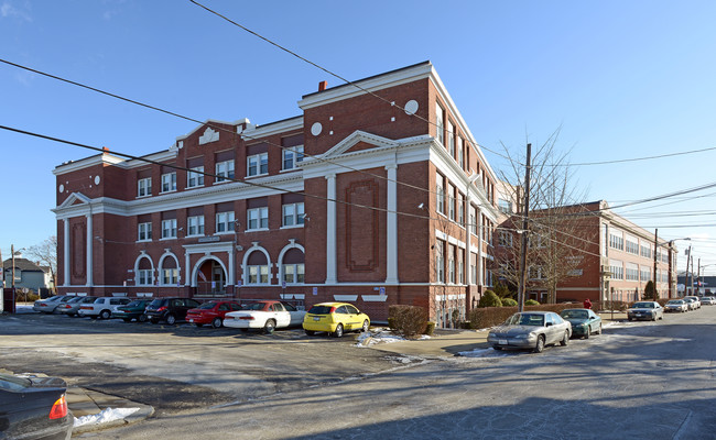 Taunton Plaza in East Providence, RI - Foto de edificio - Building Photo