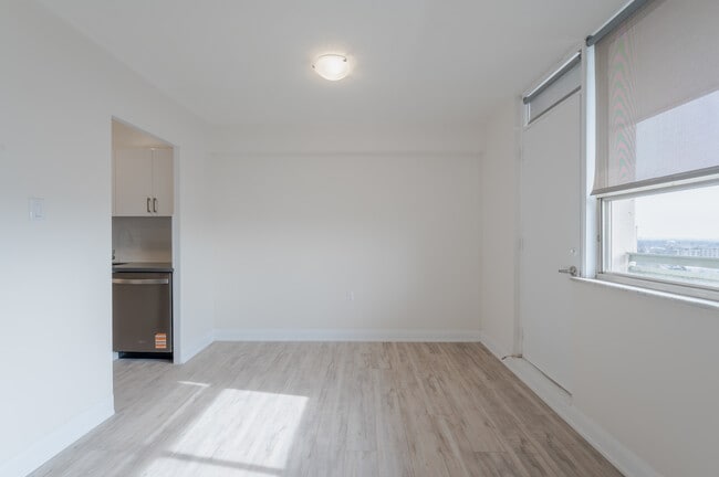 125 Neptune in Toronto, ON - Building Photo - Interior Photo