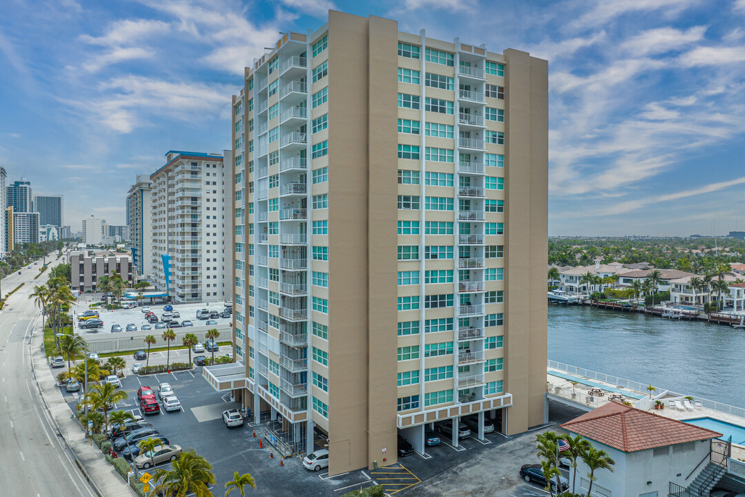 Trafalgar Towers II in Hollywood, FL - Building Photo