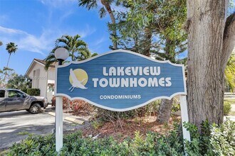 2725 NE 165th St in North Miami Beach, FL - Building Photo - Building Photo