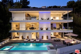 7080 Mulholland Dr in Los Angeles, CA - Building Photo