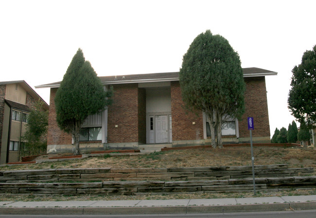 1322 Holland Park Blvd in Colorado Springs, CO - Foto de edificio - Building Photo