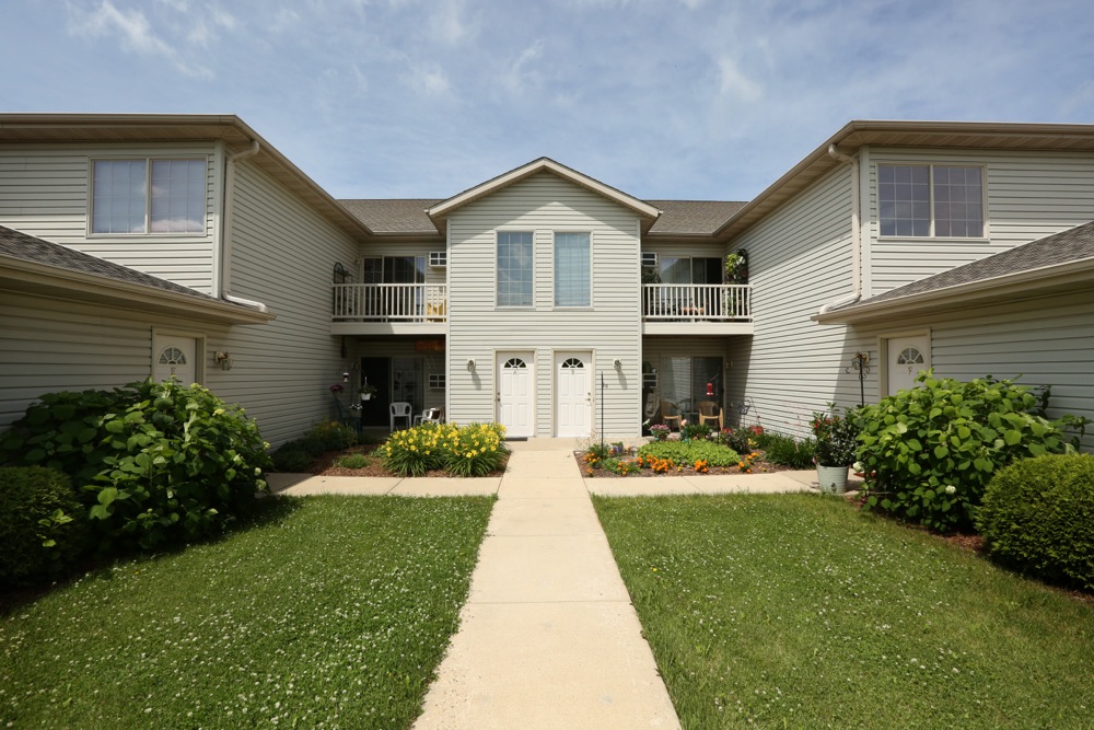 Vicksburg Way Apartments in Oconomowoc, WI - Building Photo