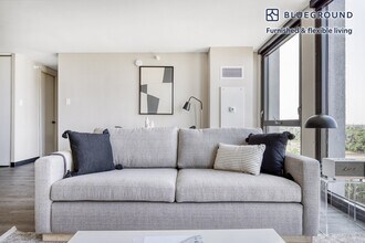 1922 W Ogden Ave-Unit -FL8-ID425 in Chicago, IL - Foto de edificio - Building Photo