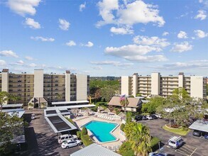 2700 Cove Cay Dr in Clearwater, FL - Building Photo - Building Photo