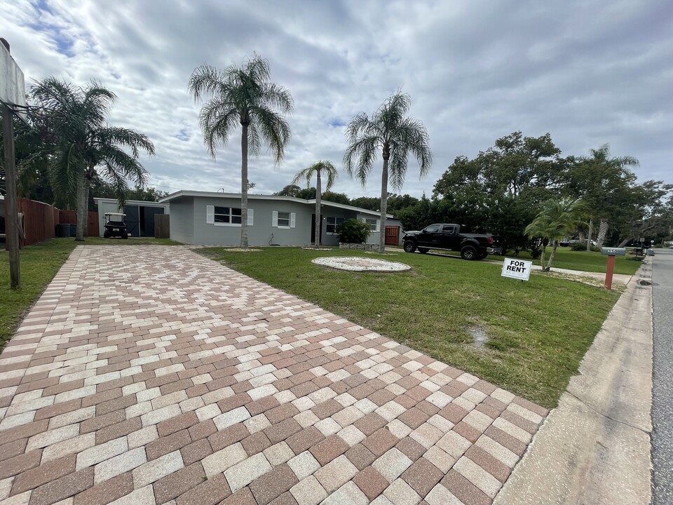 350 E 5th St in Chuluota, FL - Foto de edificio