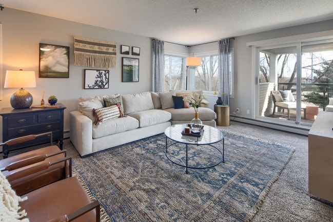 Avana Southview in Inver Grove Heights, MN - Foto de edificio - Building Photo