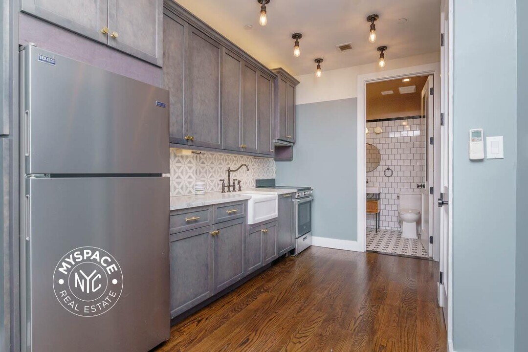187 Kent Ave, Unit 611 in Brooklyn, NY - Building Photo