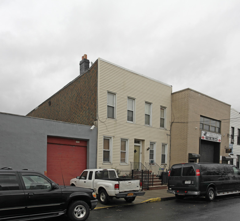 59-21 55th St in Flushing, NY - Building Photo