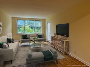 920 Pelhamdale Ave in Pelham Manor, NY - Building Photo - Building Photo
