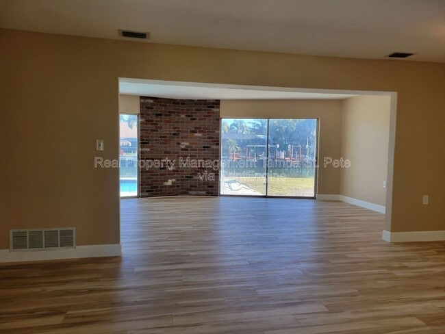 1985 Cove Dr in Largo, FL - Building Photo - Building Photo